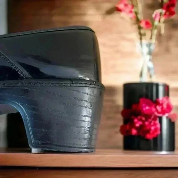 Lands End Women Camden Clog Black Patent Size 9 US.  Minor Scuffing - See pics - Picture 7 of 8